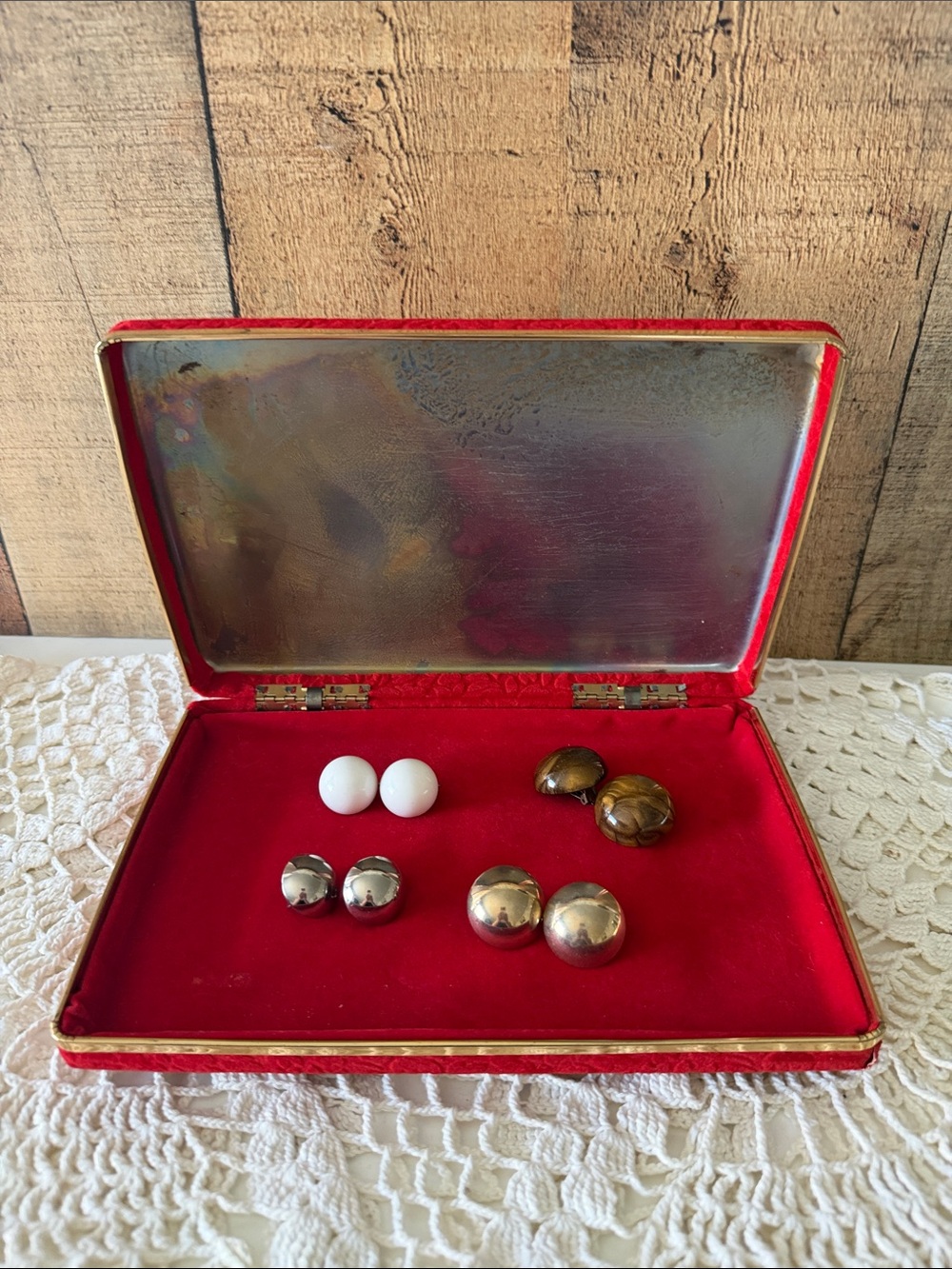 VTG red velvet jewelry box/travel case with gold-tone trim with clip on earrings - Picture 12 of 14